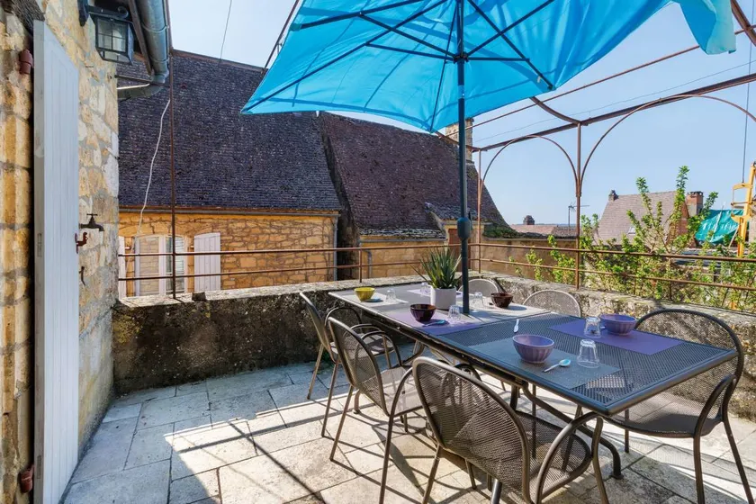 House with terrace - Image 1