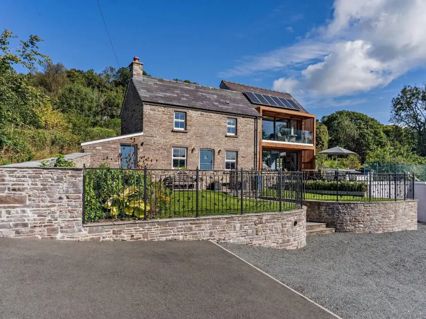 Cottage with garden, terrace & BBQ - Image 1