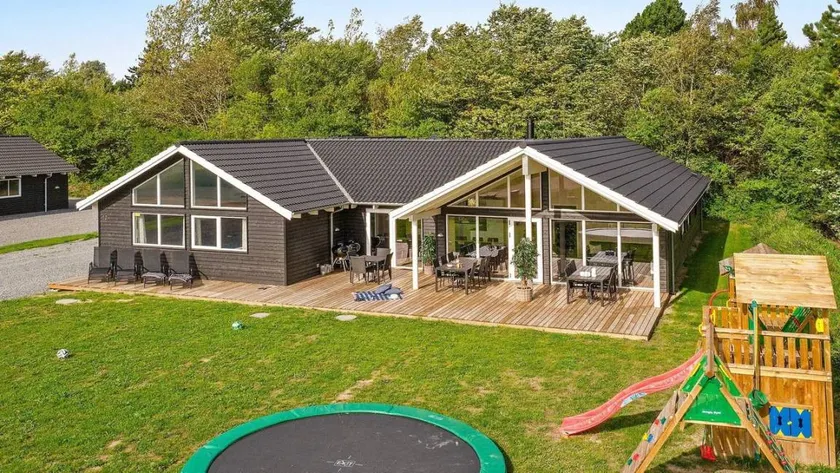 Holiday home with terrace, pool & hot tub - Image 1