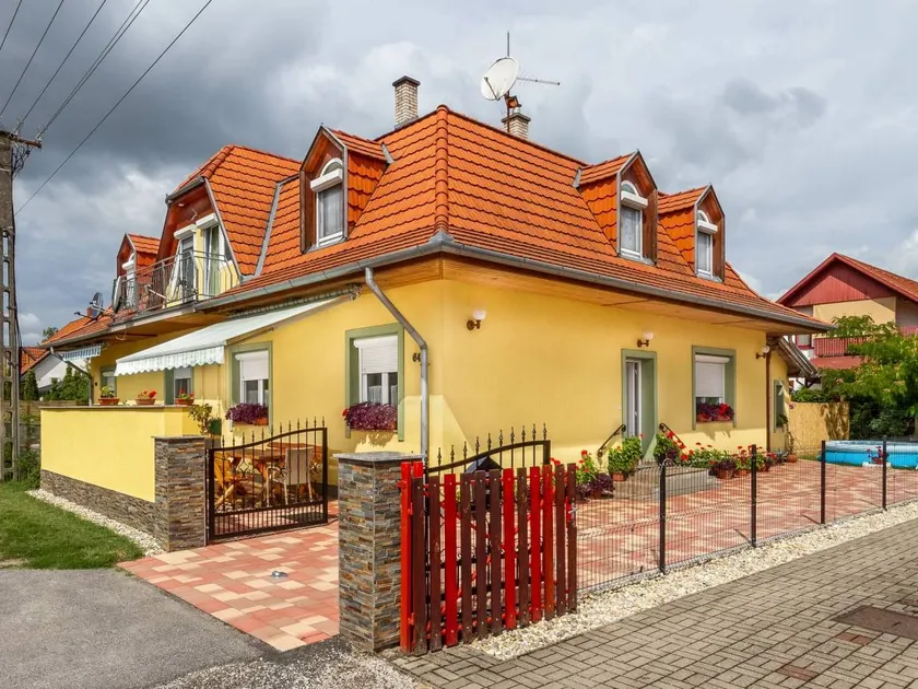 Fully equipped house with private pool, garden & barbecue - Image 1