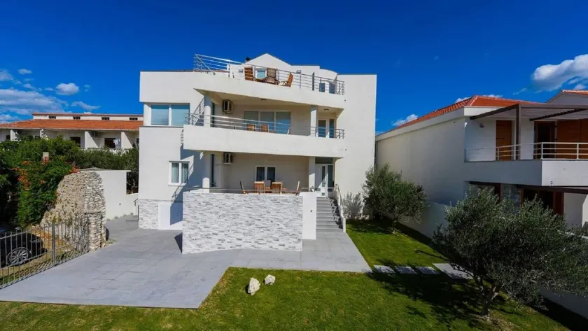 Holiday apartment with barbeque & terrace - Image 1