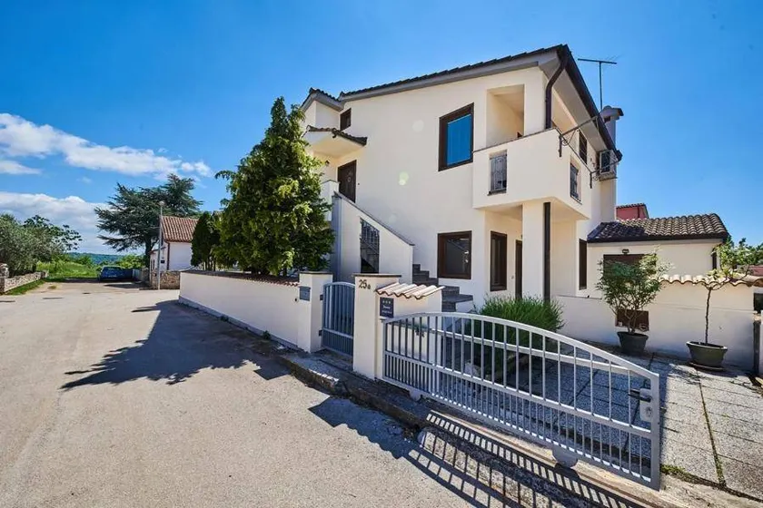 Flat with terrace - Image 1