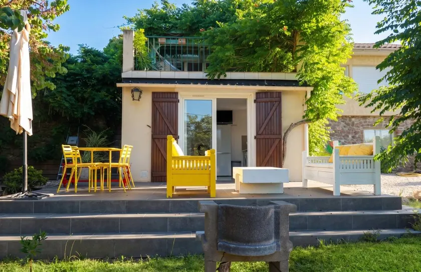 Fully equipped flat with garden, BBQ & terrace - Image 1