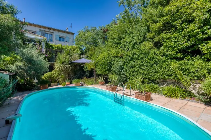 Charmant bed and breakfast avec piscine, terrasse et jardin | Vue jardin | Adapté au travail à distance - Image 1