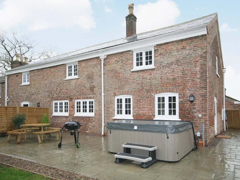 Family-oriented cottage with barbeque, hot tub & garden | River view | Pet-friendly - Image 1