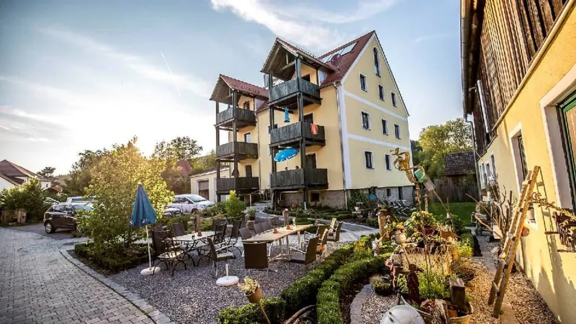 Children-friendly flat with terrace, pool & garden | River view | Good for workation | Pets are welcome - Image 1