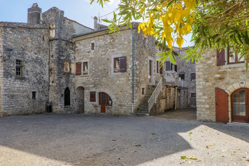 Air-Conditioned Leoannatim Cottage – Character Home with Enclosed Terrace - Image 1