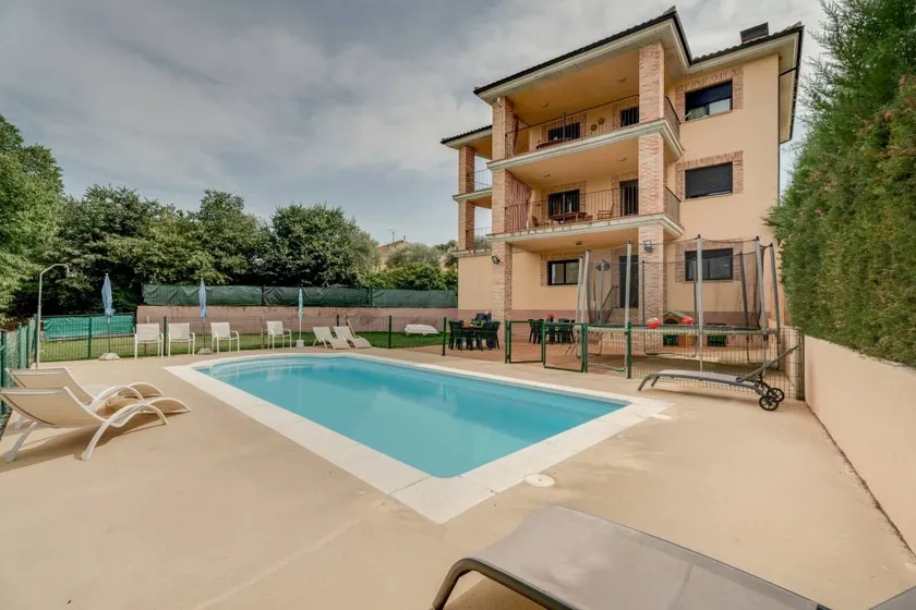 Holiday home with BBQ, terrace & garden | Mountain view - Image 1
