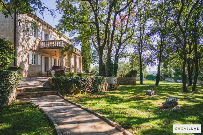 Family-friendly charming villa with terrace, pool & garden - Image 1