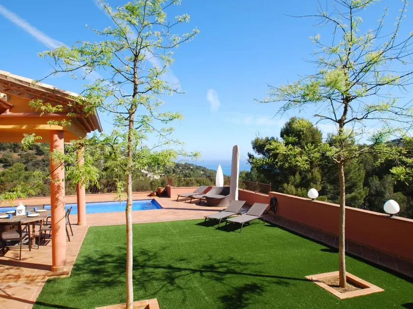 Villa with BBQ, garden & private pool - Image 1