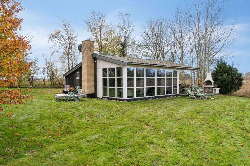 Holiday home with barbeque & garden | Water view - Image 1