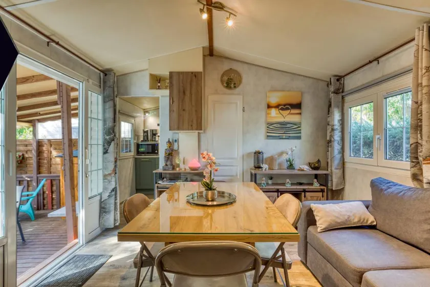 Mobile home with terrace & pool - Image 1