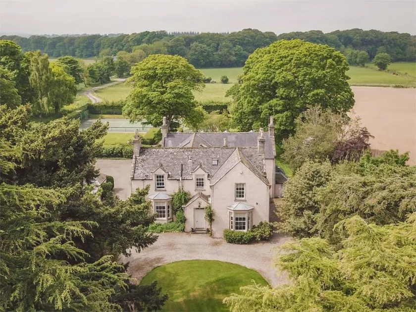 Cottage with garden - Image 1