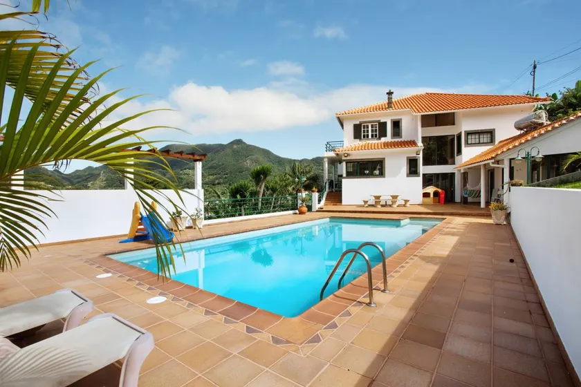 Spacieuse maison entièrement équipée avec piscine privée, jardin et internet haut débit | Vue montagne | Idéale pour le télétravail | Avec animaux bienvenus - Image 1