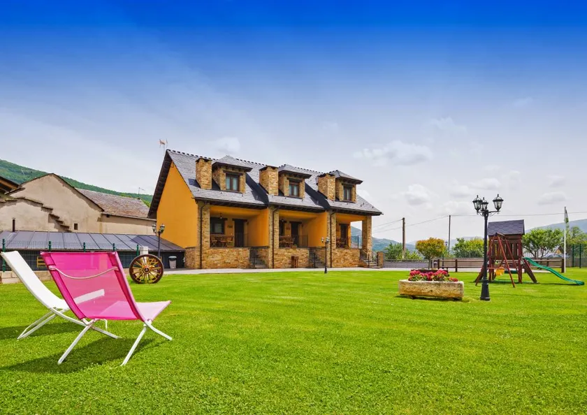 El Hechizo Apartment in Laciana Valley with Pool and Mountain Views - Image 1