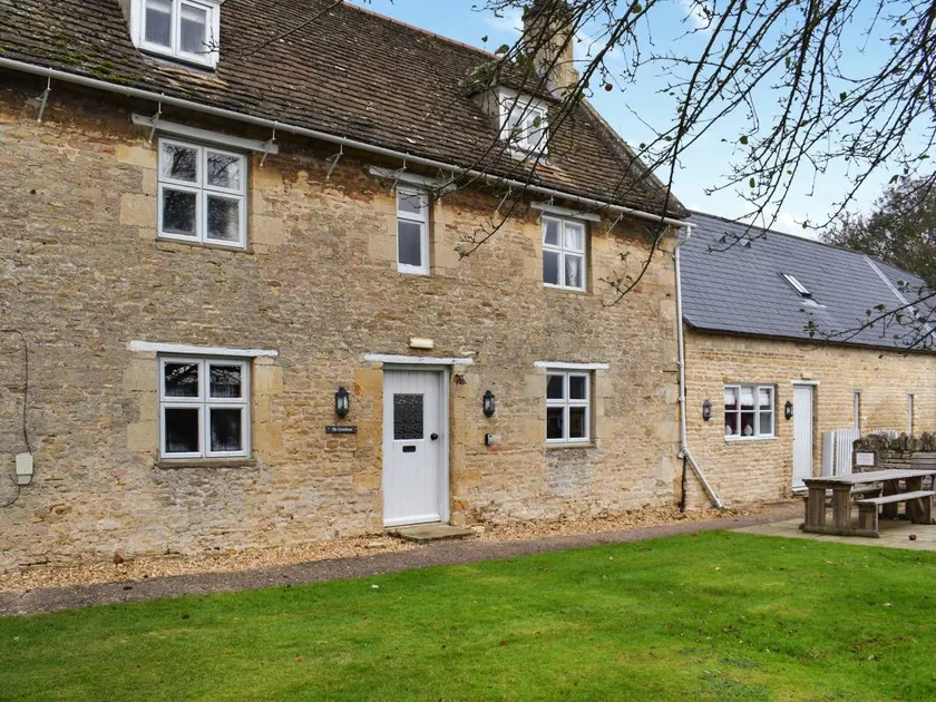 Family-oriented lovely cottage with garden & hot tub | Pets are welcome - Image 1