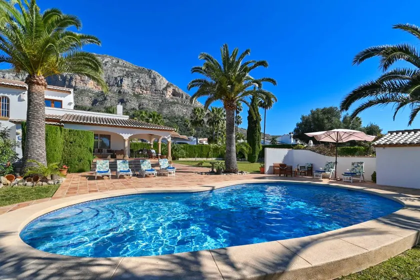 Holiday home with barbeque, terrace & garden - Image 1