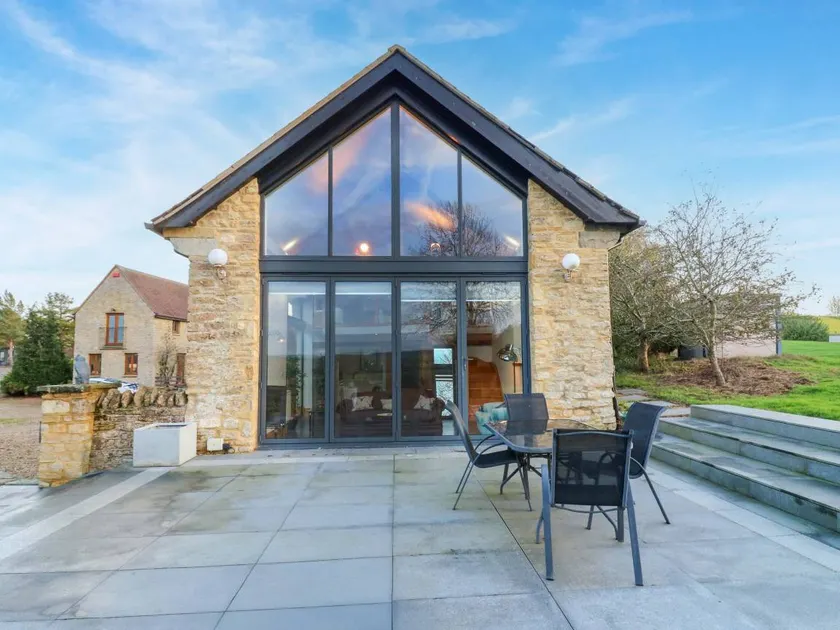 Cottage with pool, hot tub & garden - Image 1