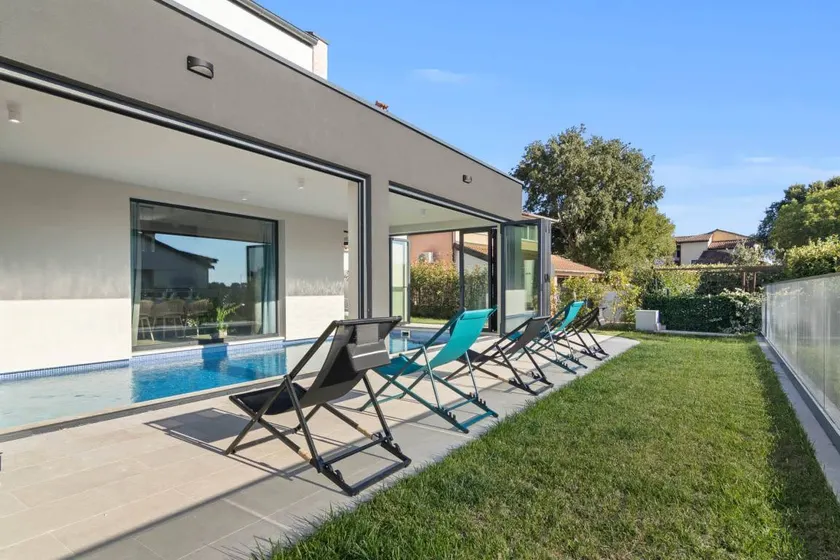 Villa with pool, barbecue & garden - Image 1