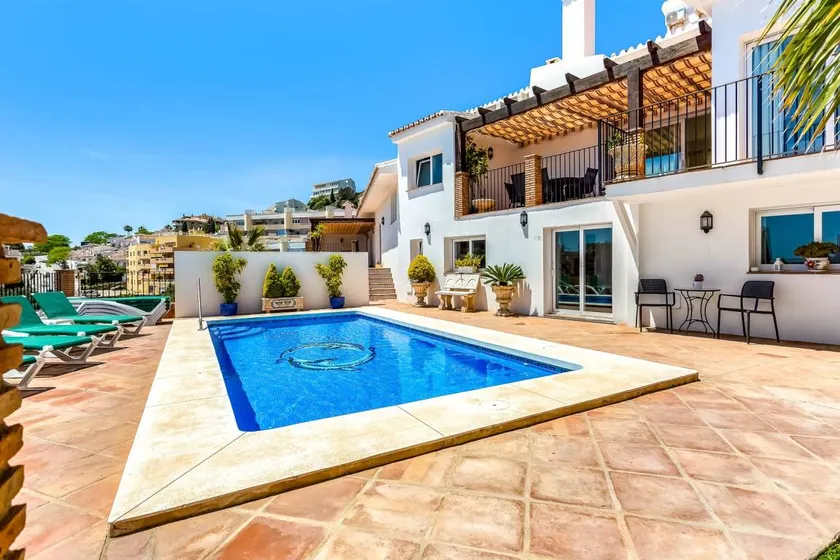 Villa avec terrasse, piscine privée et jardin | Vue ville | Parfaite pour le travail à distance - Image 1