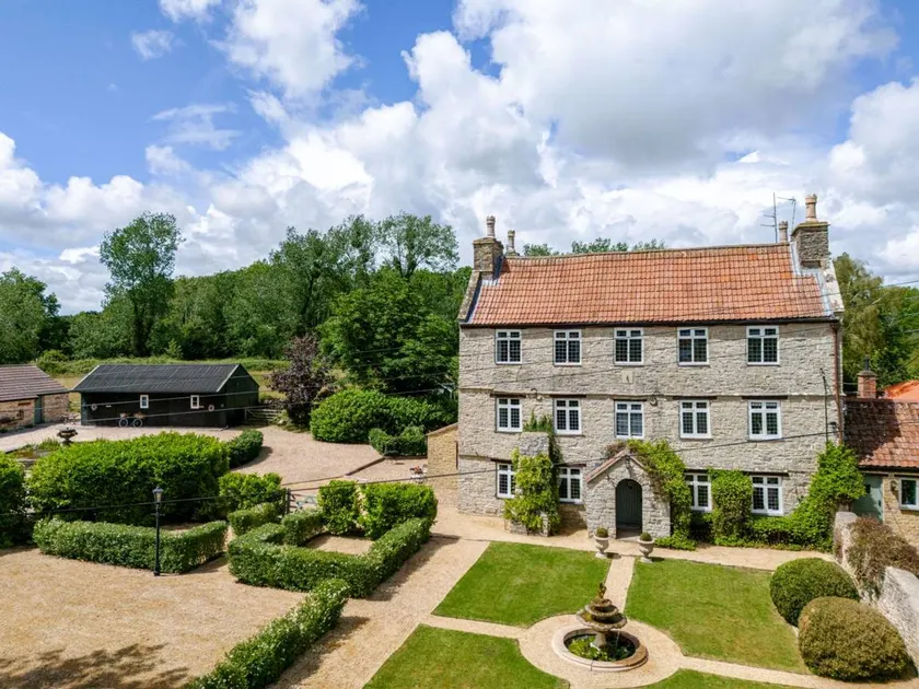 1641 Historic Farmhouse Sleeps 16 Bath Bristol - Image 1