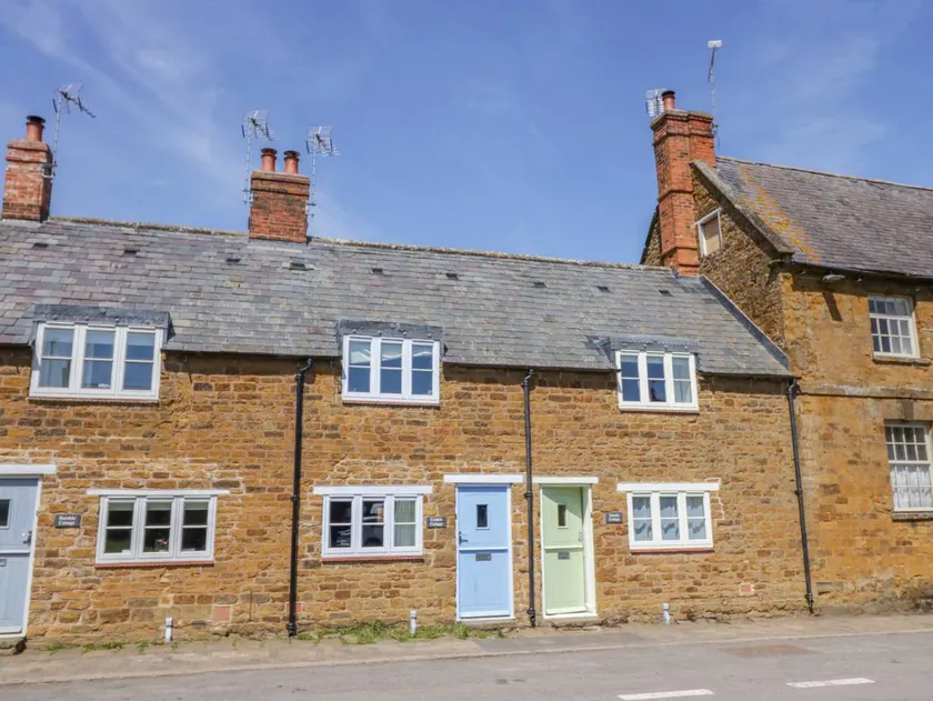 Cottage with terrace & garden - Image 1