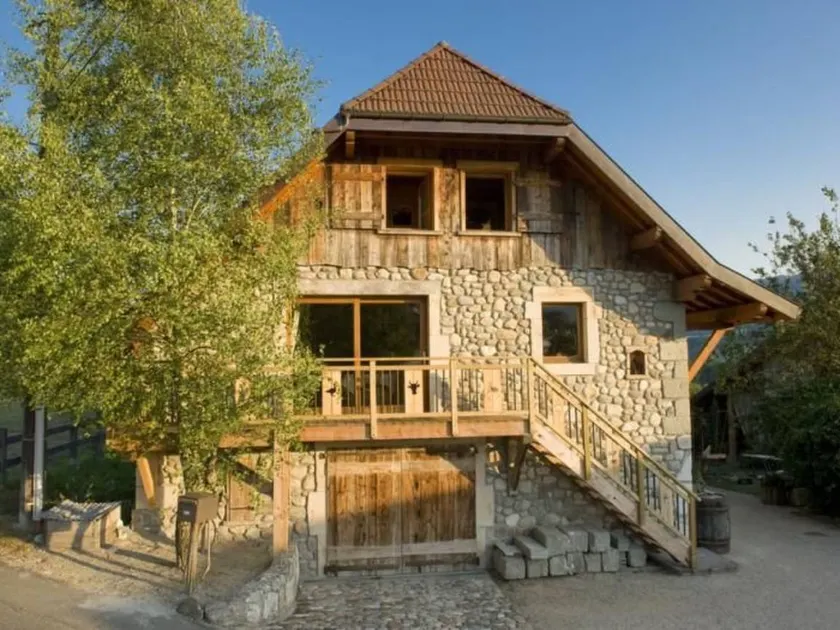Holiday apartment with barbecue & garden - Image 1