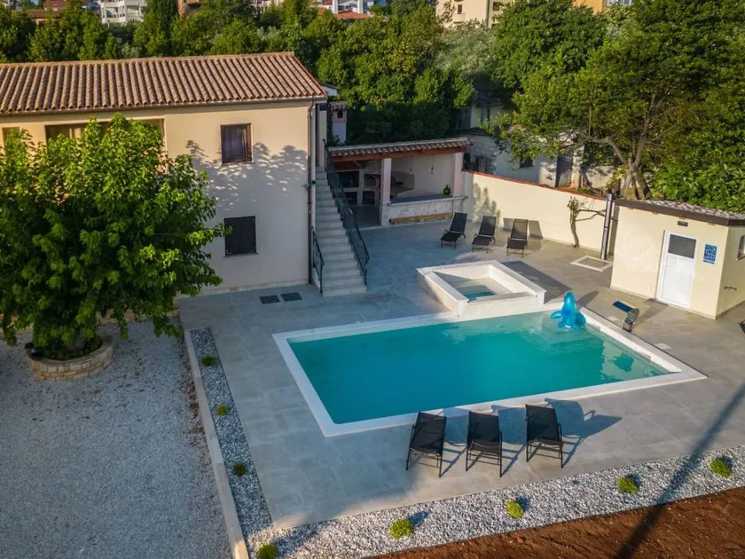 Fully equipped holiday home with private pool, terrace & barbecue | Pets allowed - Image 1