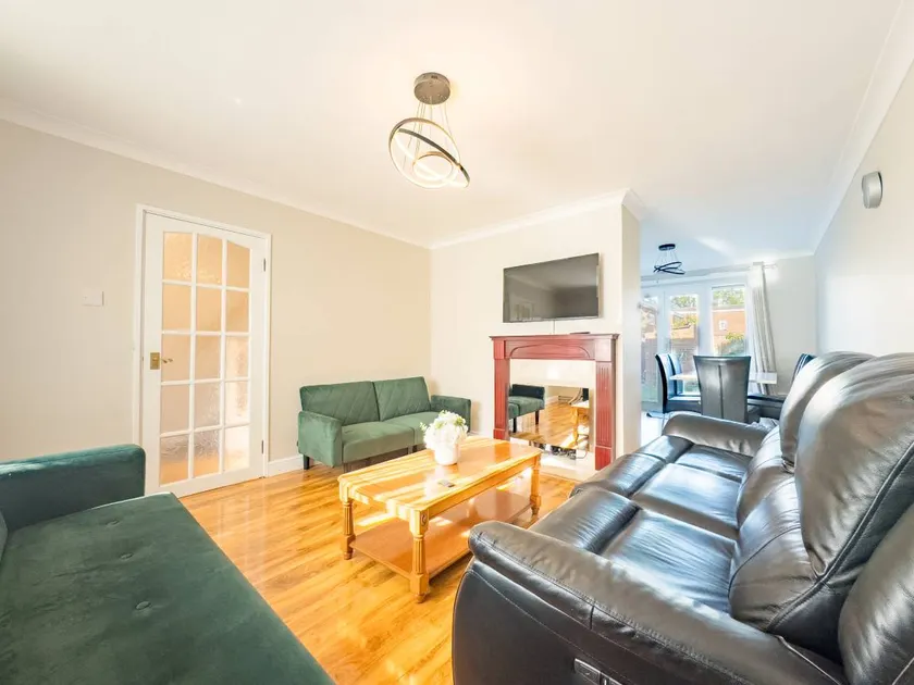 Family-friendly house with garden - Image 1
