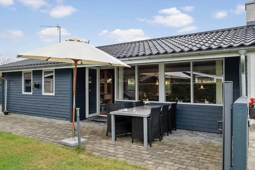 Holiday home with BBQ & terrace - Image 1