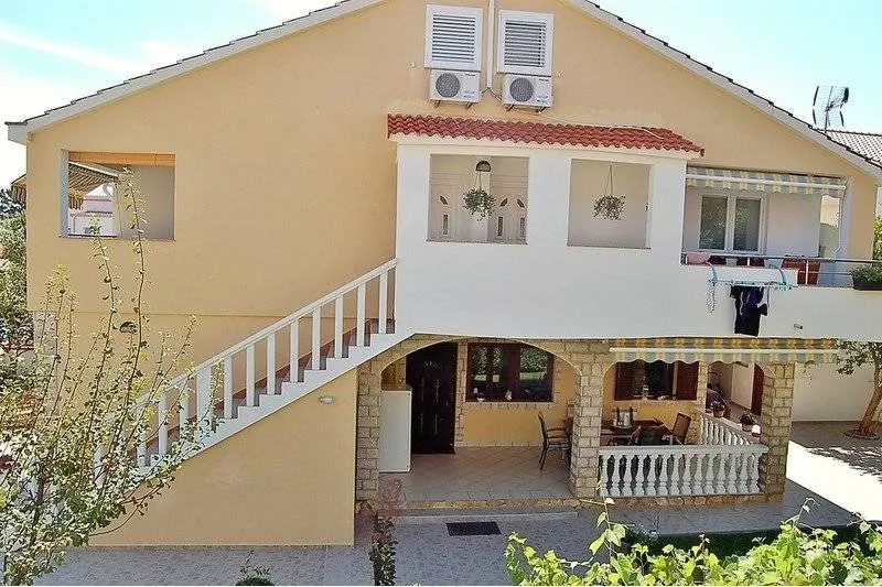 Holiday apartment with barbecue & terrace - Image 1