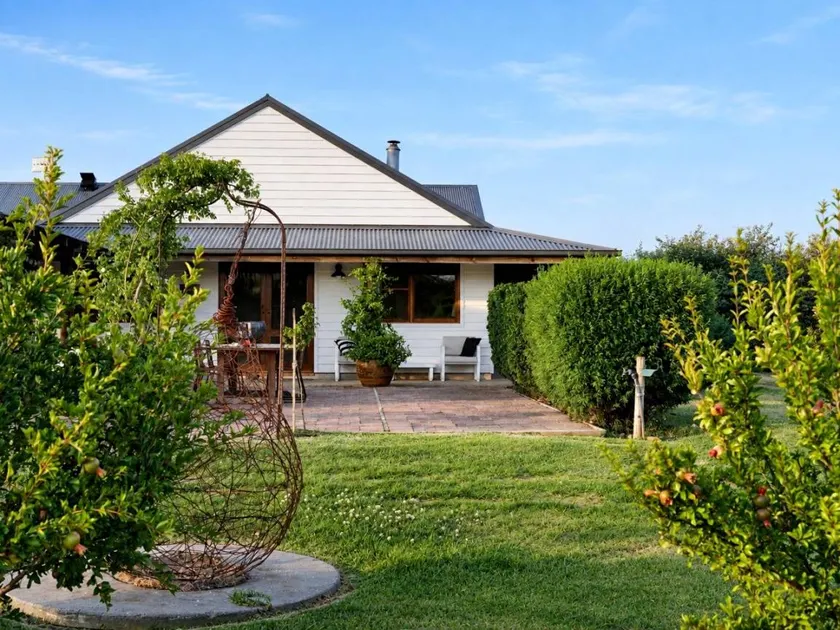 Shawwood Cottage Luxury Mudgee Farm Accommodation with spectacular sunsets and sweeping views to the hills and town, close to town in the midst of popular cellar doors. - Image 1