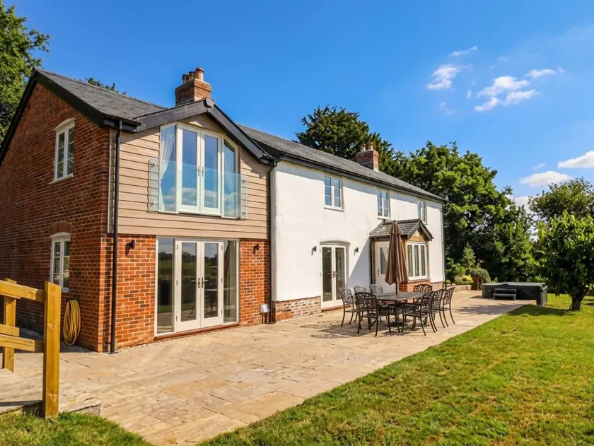 Family-friendly cottage with garden & hot tub | Dogs allowed - Image 1