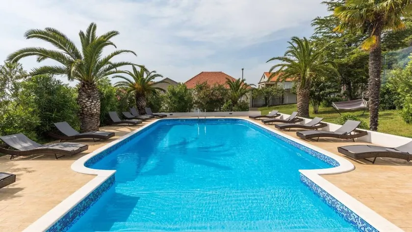Ferienhaus mit Pool, Terrasse und Garten - Image 1