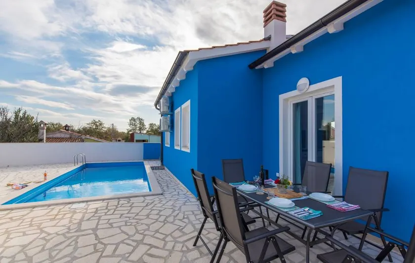 Voll ausgestattetes wunderschönes Ferienhaus mit Garten, Grill und privatem Pool - Image 1