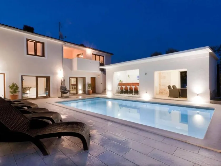 Apartment with pool, garden & barbecue - Image 1