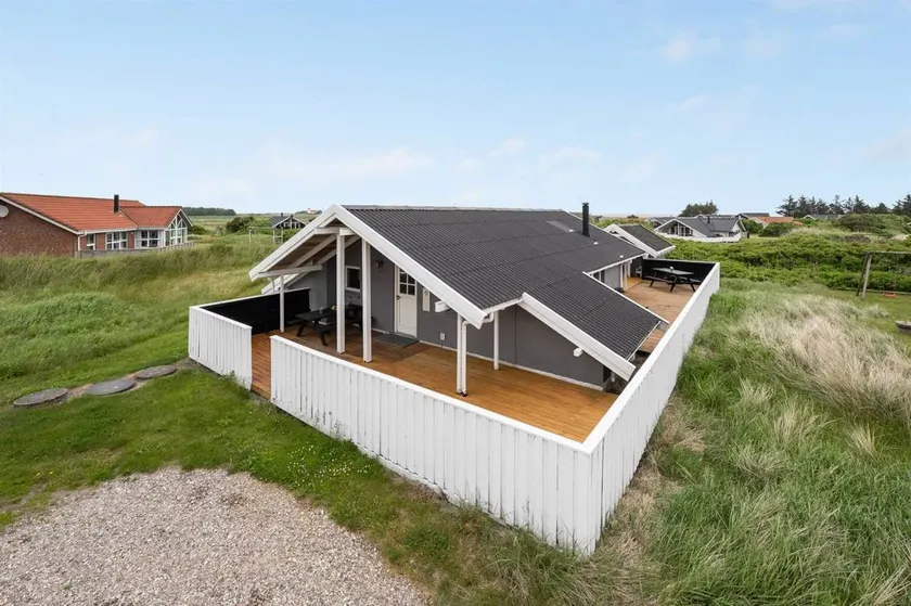 Charming holiday home with terrace | Water view - Image 1