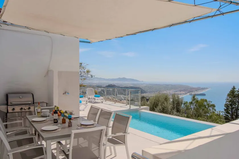 Holiday home with jacuzzi, heated pool & barbeque | Beach view - Image 1