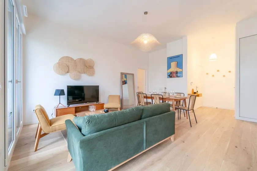 Modern apartment with terrace - Image 1