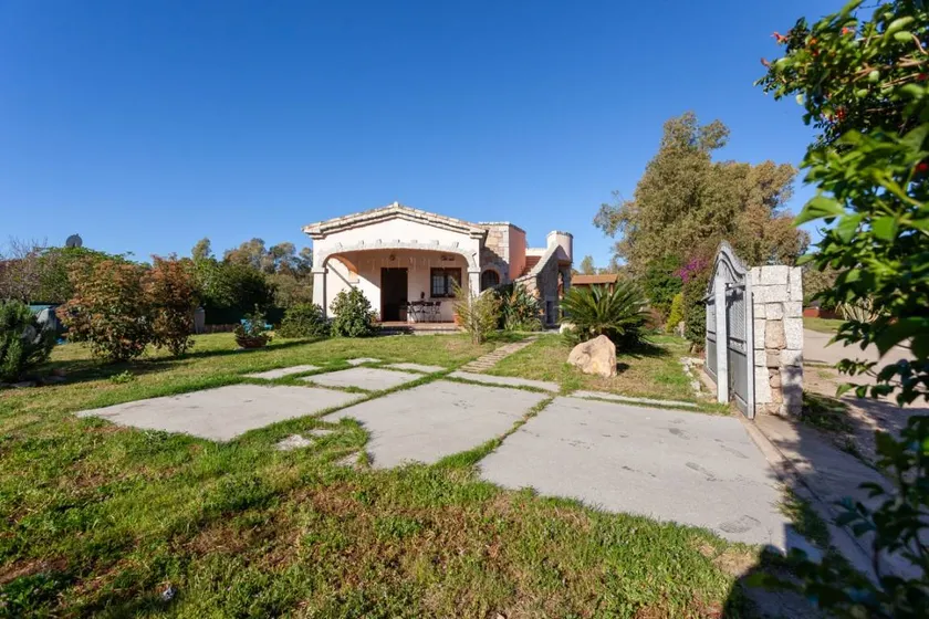 Villa with garden & terrace | Garden view - Image 1