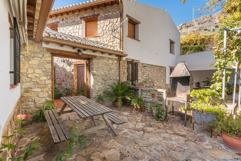 Holiday home with garden, terrace & BBQ | Mountain view - Image 1