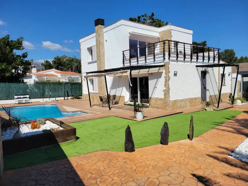 Fully equipped house with garden & private pool - Image 1