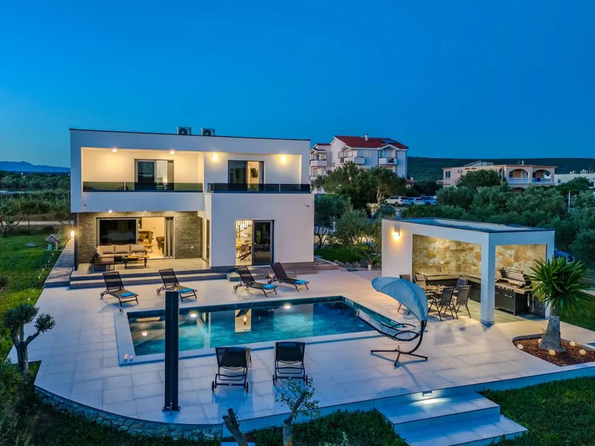 Villa with garden, terrace & private pool - Image 1