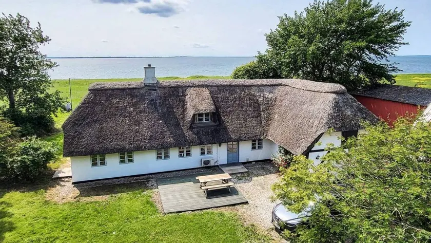 Ample holiday home with hot tub, sauna & terrace | Pets are welcome - Image 1