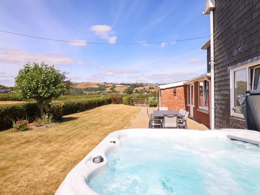 Family-friendly pleasant cottage with jacuzzi & garden | Pets are welcome - Image 1