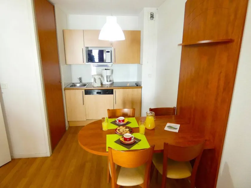 300m from ski slopes, 1st floor, view ski slopes, fitness, swimming pool, terrace, tv, ski locker - Image 1