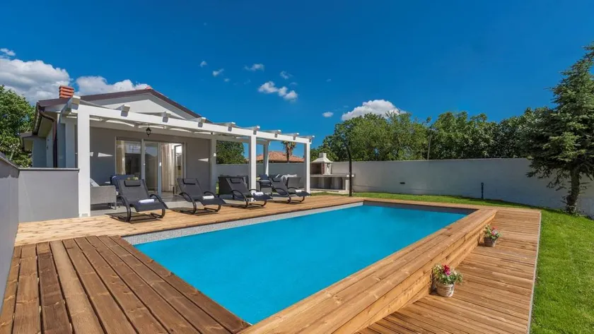 Nice flat with terrace, BBQ & private pool | Pets are welcome - Image 1