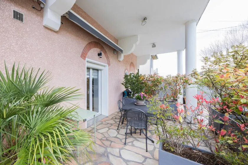 Apartment with terrace & garden | Garden view - Image 1