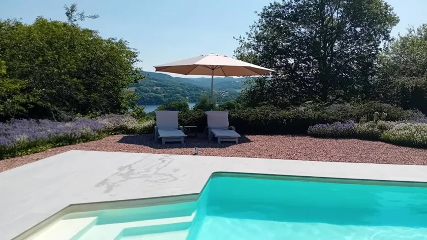 Voll ausgestattetes großzügiges Ferienhaus mit Garten, Pool und Terrasse - Image 1