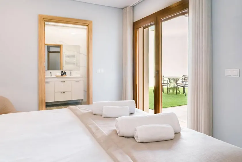 Voll ausgestattetes weiträumiges Apartment mit Terrasse und Pool - Image 1